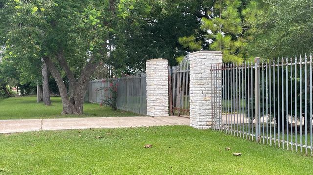 4920 Almeda Genoa Road, Houston, TX 77048