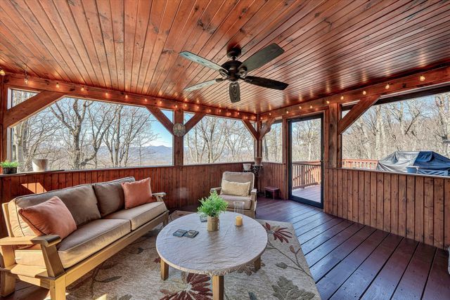 942 Vista PKWY, Hardy, VA 24101