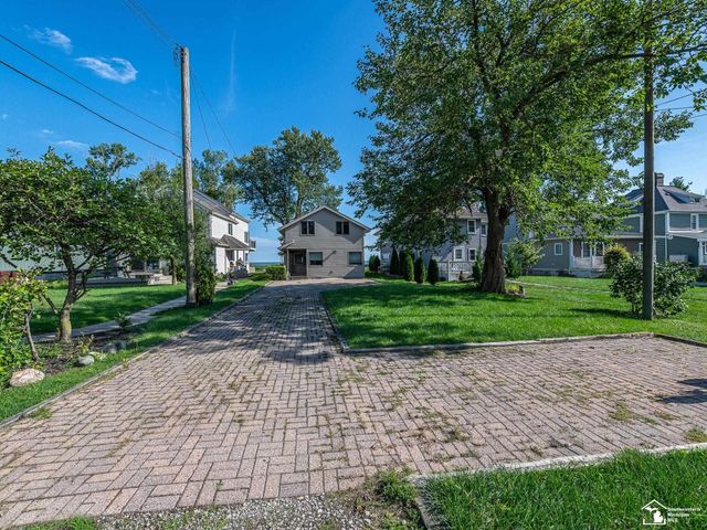 3360 Lakeshore Drive, Frenchtown Twp, MI 48162