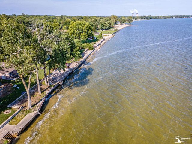 3360 Lakeshore Drive, Frenchtown Twp, MI 48162