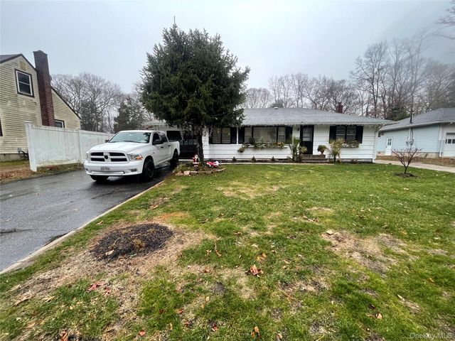 30 Oakcrest Avenue, Middle Island, NY 11953