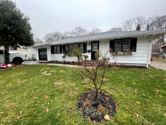 30 Oakcrest Avenue, Middle Island, NY 11953