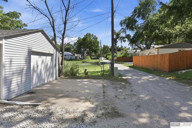 710 S Washington Street, Papillion, NE 68046