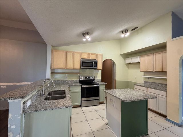 1011 EIFFEL LANE, Kissimmee, FL 34759
