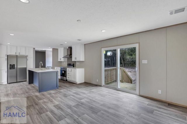 98 St Simons Street, Jesup, GA 31545