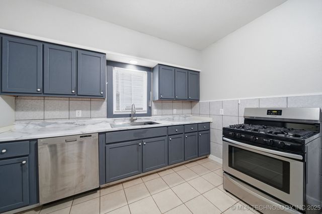 917 S Armstrong Avenue E, Bartlesville, OK 74003