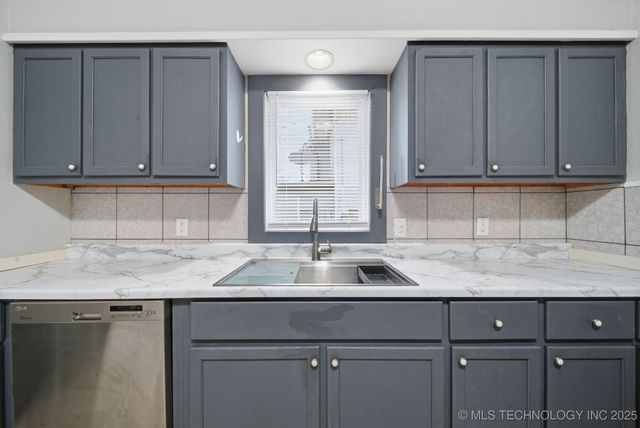 917 S Armstrong Avenue E, Bartlesville, OK 74003