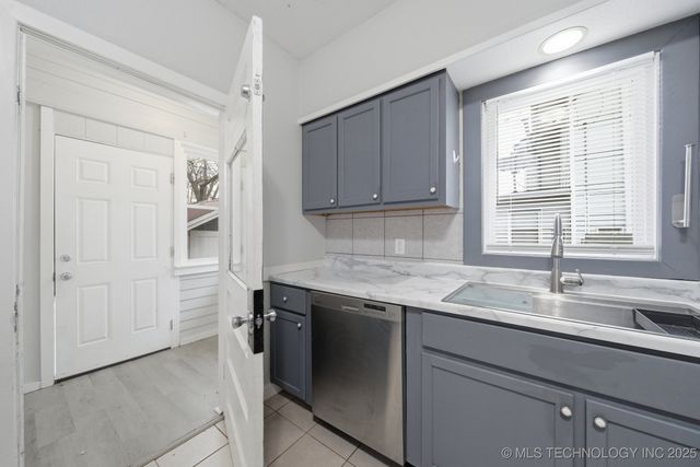 917 S Armstrong Avenue E, Bartlesville, OK 74003