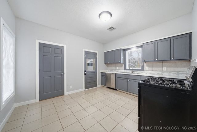 917 S Armstrong Avenue E, Bartlesville, OK 74003