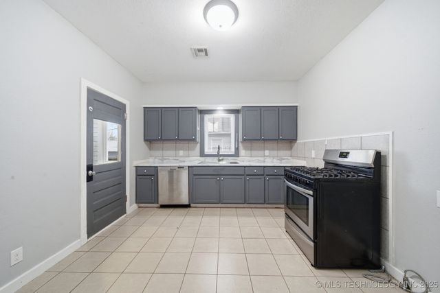 917 S Armstrong Avenue E, Bartlesville, OK 74003