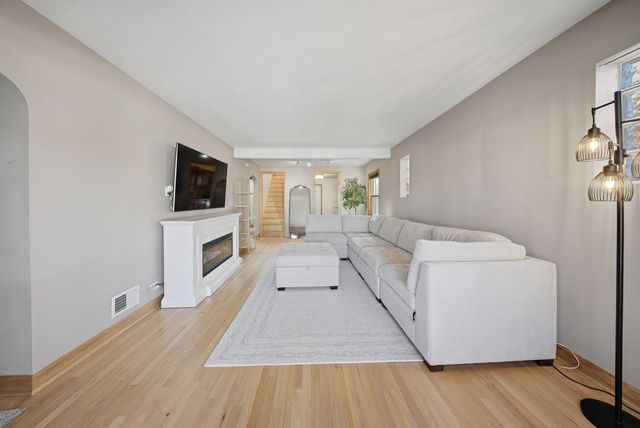 5325 N Meade Avenue, Chicago, IL 60630