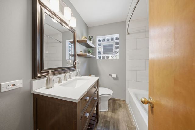 5325 N Meade Avenue, Chicago, IL 60630