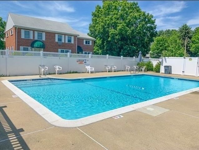 119 Emerson Gardens Rd 119, Lexington, MA 02420