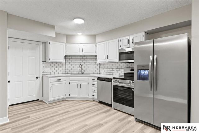 10487 Lawndale Plaza, Omaha, NE 68134