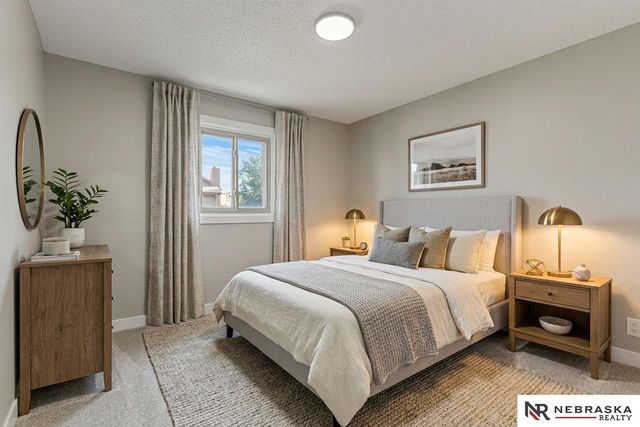 10487 Lawndale Plaza, Omaha, NE 68134