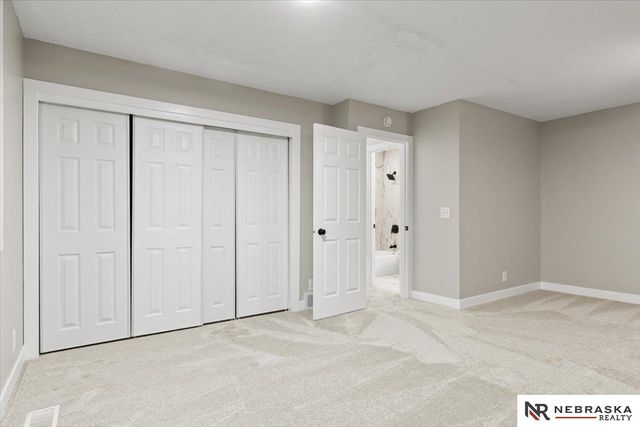 10487 Lawndale Plaza, Omaha, NE 68134