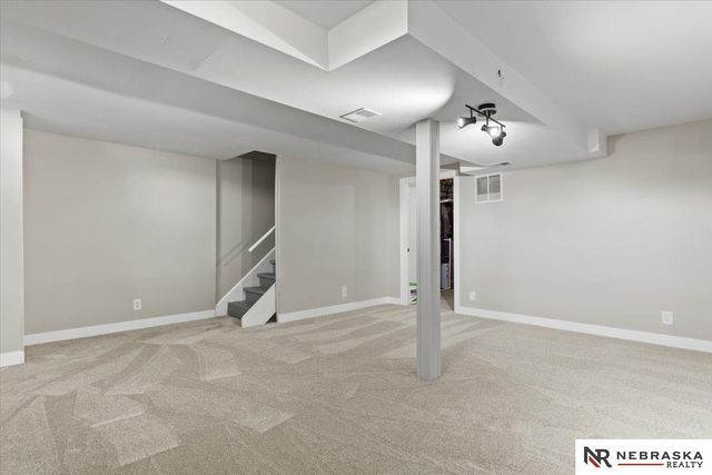 10487 Lawndale Plaza, Omaha, NE 68134