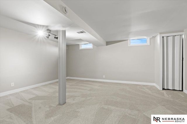 10487 Lawndale Plaza, Omaha, NE 68134