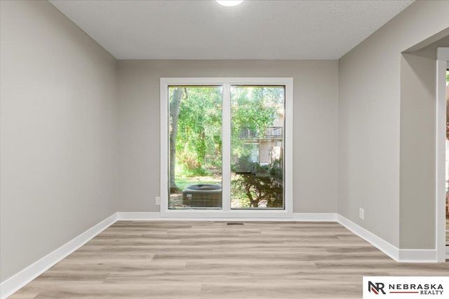 10487 Lawndale Plaza, Omaha, NE 68134