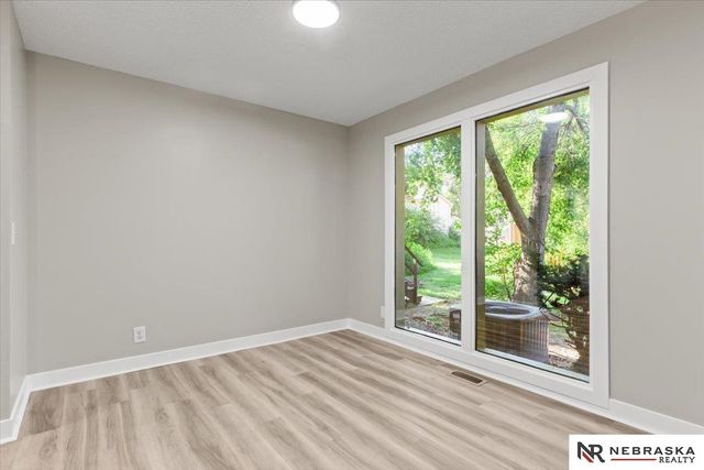 10487 Lawndale Plaza, Omaha, NE 68134