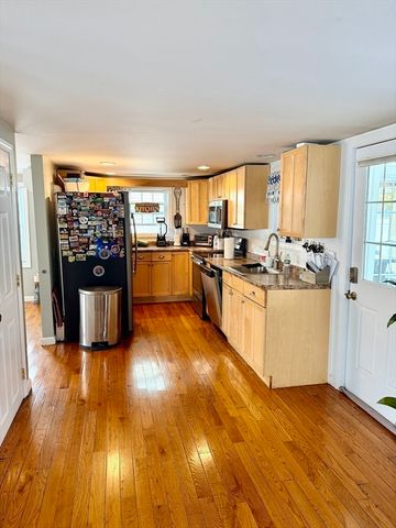 41 Main St, Upton, MA 01568