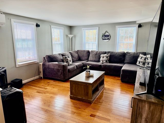 41 Main St, Upton, MA 01568