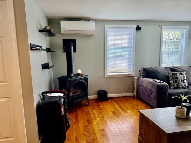 41 Main St, Upton, MA 01568