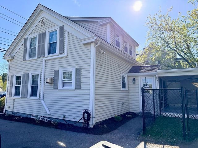 41 Main St, Upton, MA 01568