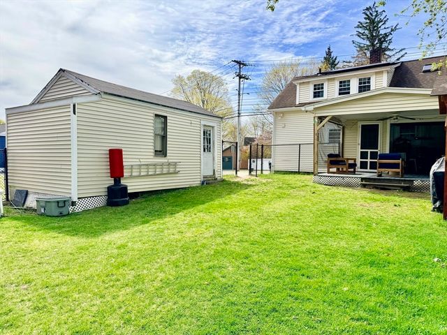 41 Main St, Upton, MA 01568