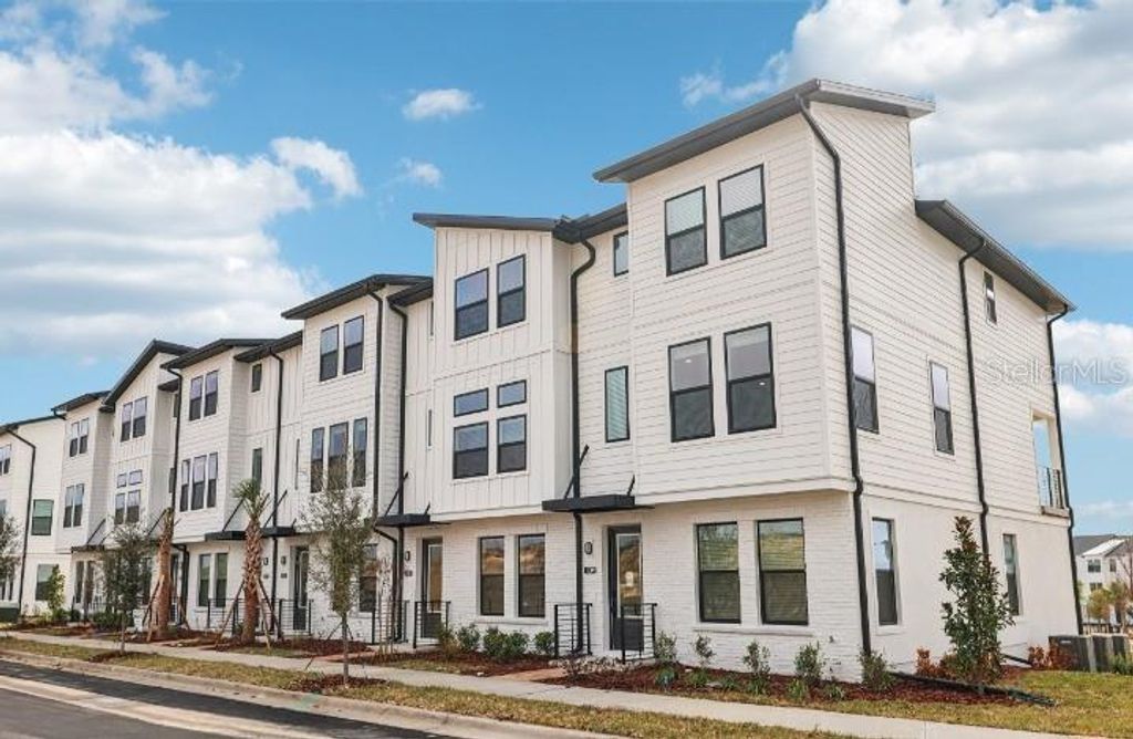 Image 2 of property listing at 15315 HAMLIN PARK DRIVE, Winter Garden, FL 34787