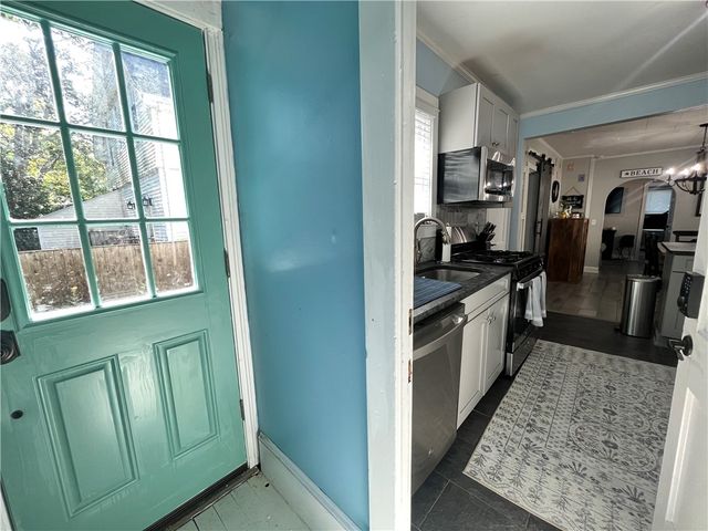 16 Vaughan Avenue 1, Newport, RI 02840