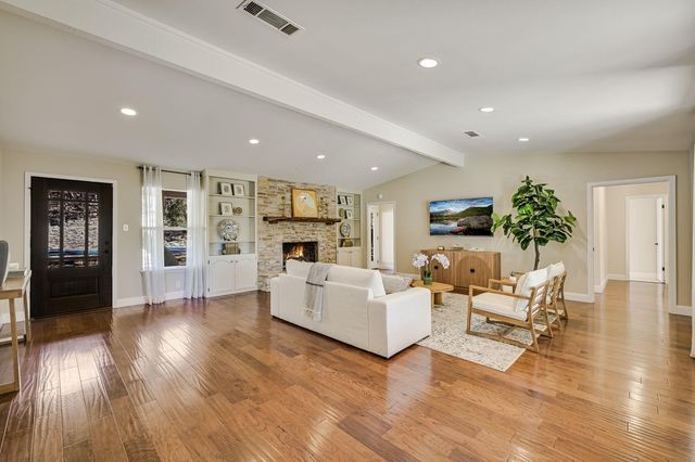 200 W Meadow LN, Wimberley, TX 78676