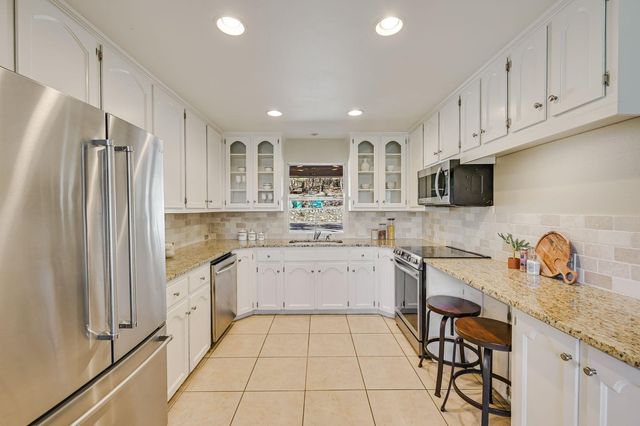 200 W Meadow LN, Wimberley, TX 78676