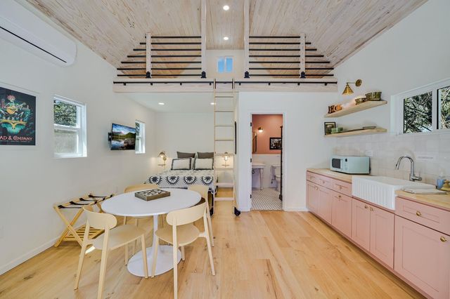 200 W Meadow LN, Wimberley, TX 78676