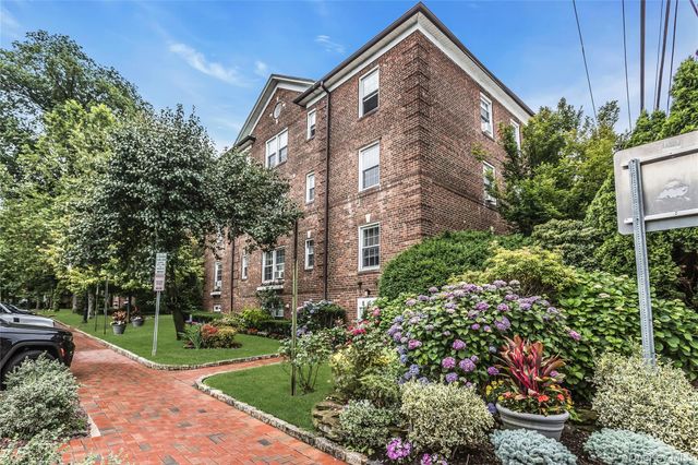 8 Welwyn Road 2F, Great Neck, NY 11021