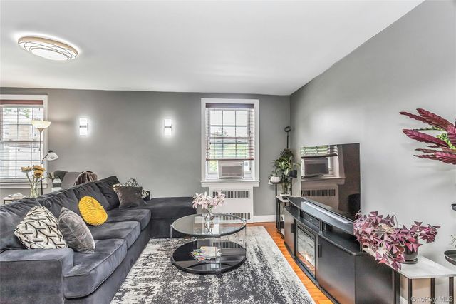 8 Welwyn Road 2F, Great Neck, NY 11021