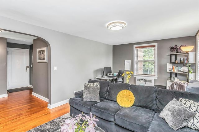 8 Welwyn Road 2F, Great Neck, NY 11021