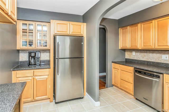 8 Welwyn Road 2F, Great Neck, NY 11021