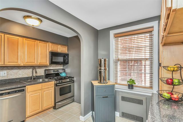 8 Welwyn Road 2F, Great Neck, NY 11021