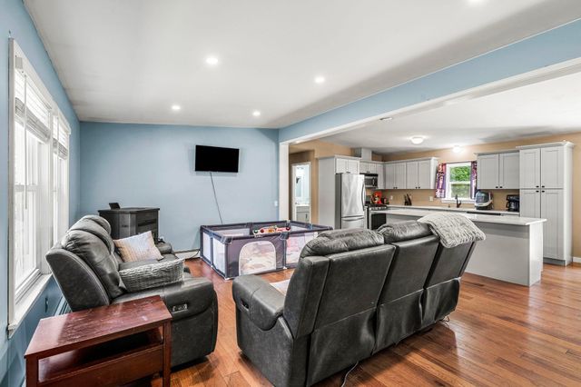 9 Dee Dee Drive, Sandown, NH 03873