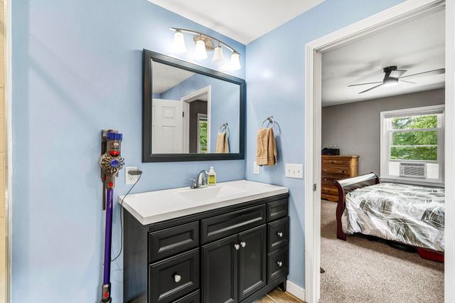 9 Dee Dee Drive, Sandown, NH 03873