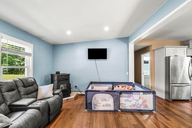 9 Dee Dee Drive, Sandown, NH 03873