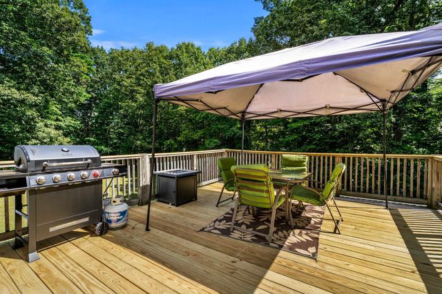 9 Dee Dee Drive, Sandown, NH 03873