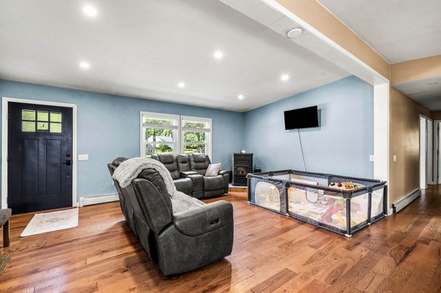 9 Dee Dee Drive, Sandown, NH 03873