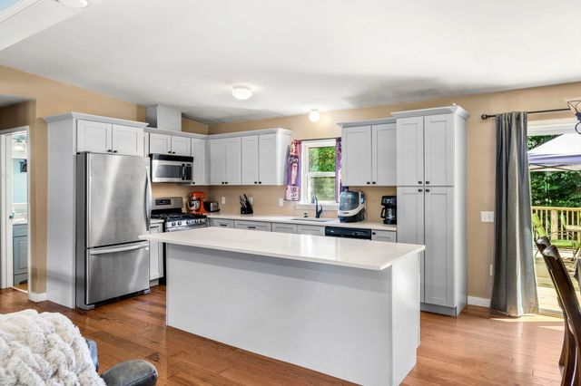 9 Dee Dee Drive, Sandown, NH 03873