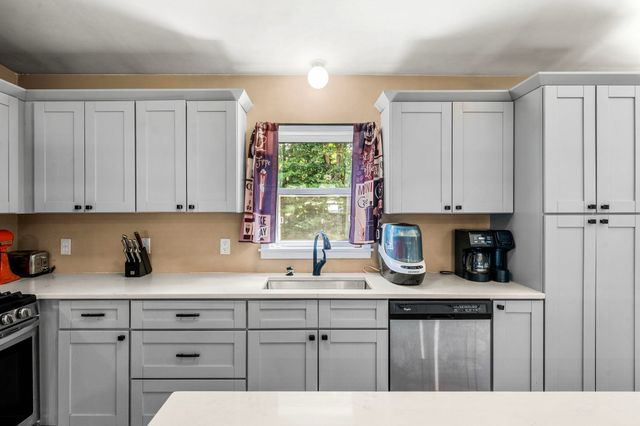 9 Dee Dee Drive, Sandown, NH 03873