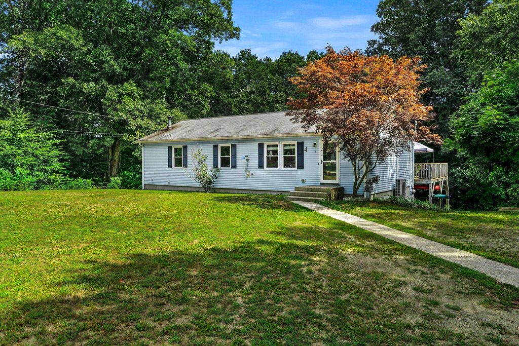 9 Dee Dee Drive, Sandown, NH 03873