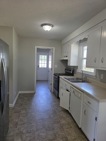 986 May Apple Dr, Clarksville, TN 37042