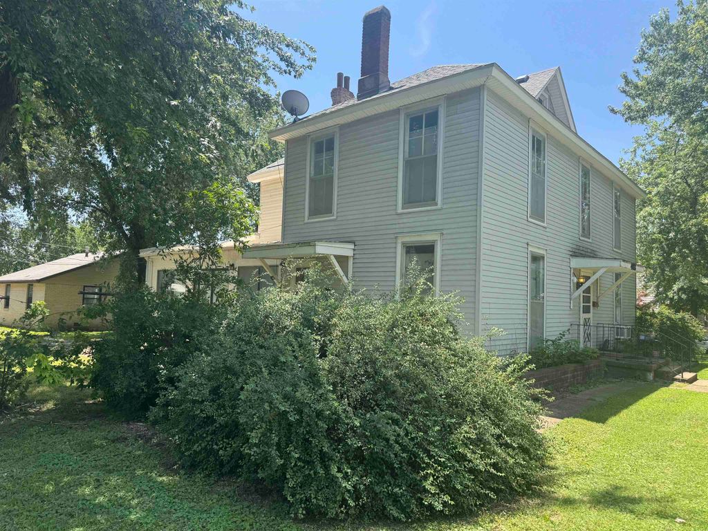 403 E 11th Ave, Winfield, KS 67156