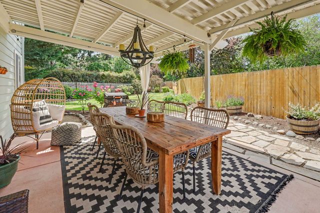 575 Carriage Court, Jacksonville, OR 97530